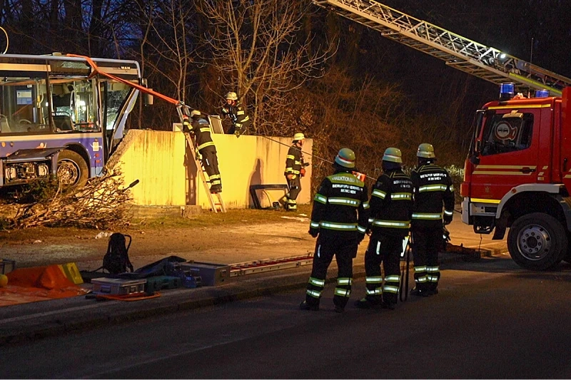 Minhen: Autobus udario u betonsku ogradu, poginula 13-godišnja putnica